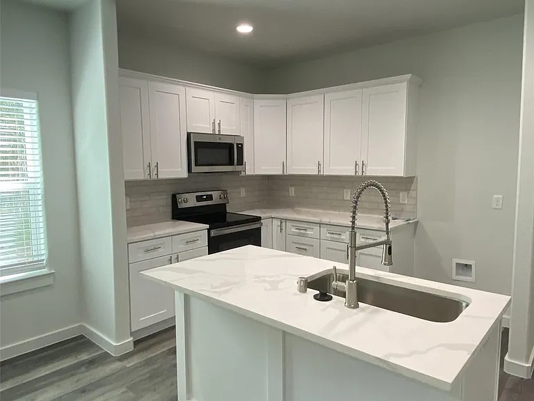 505 W Walker St #101 — Photo 6