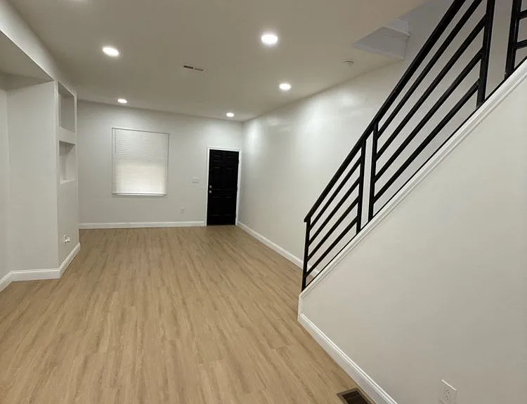 5241 Pulaski Ave — Photo 2