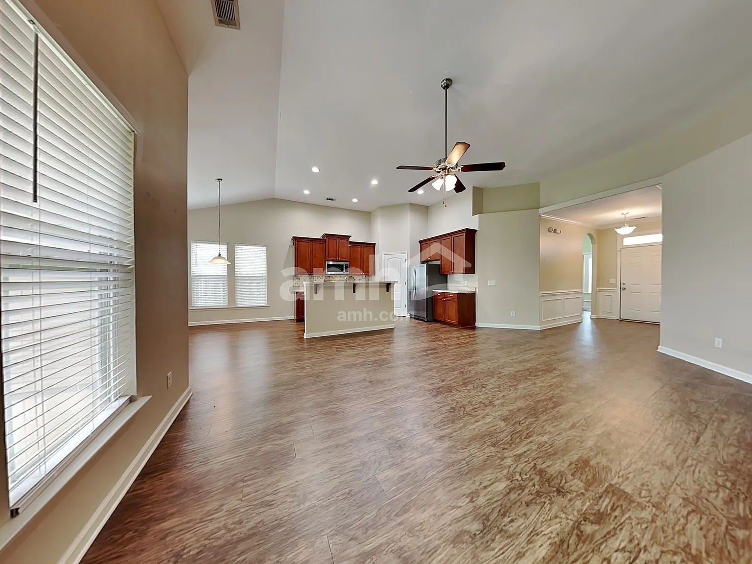 3 bed, 2.0 bath, 1729 sqft, $2,305 — Photo 4