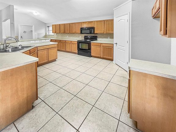 4th image of 3916 Big Thicket Dr