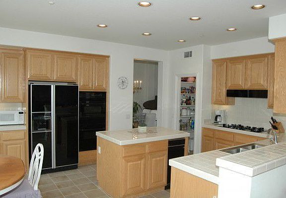 Large Kitchen with Center Island, Walk-in Pantry 
