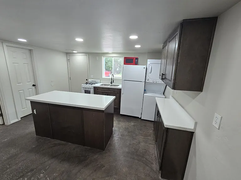 403 S Leroux St — Photo 3