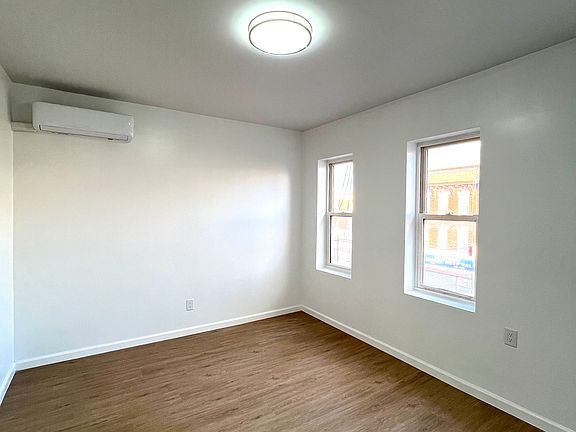 Bedroom#1 with split AC