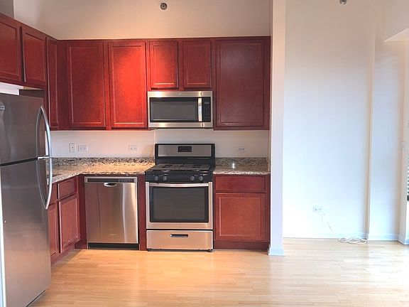 2nd image of 1122 W Catalpa Ave APT 614