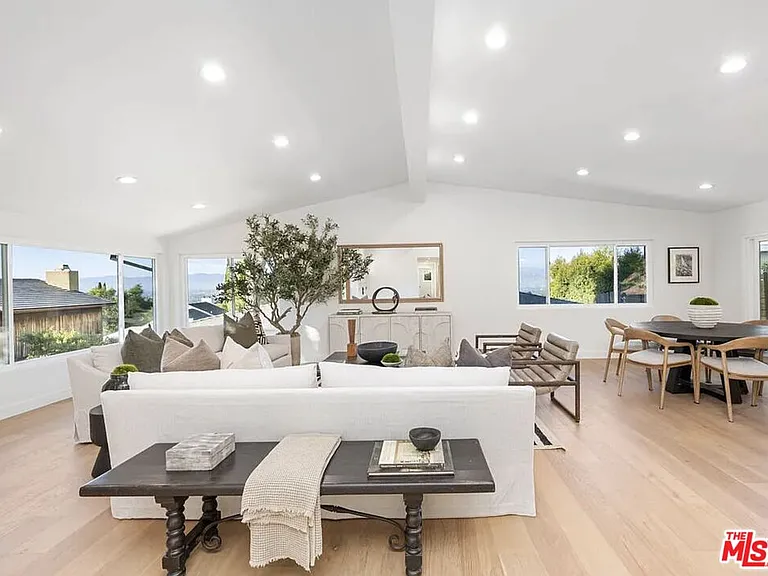 3852 Sherview Dr — Photo 2