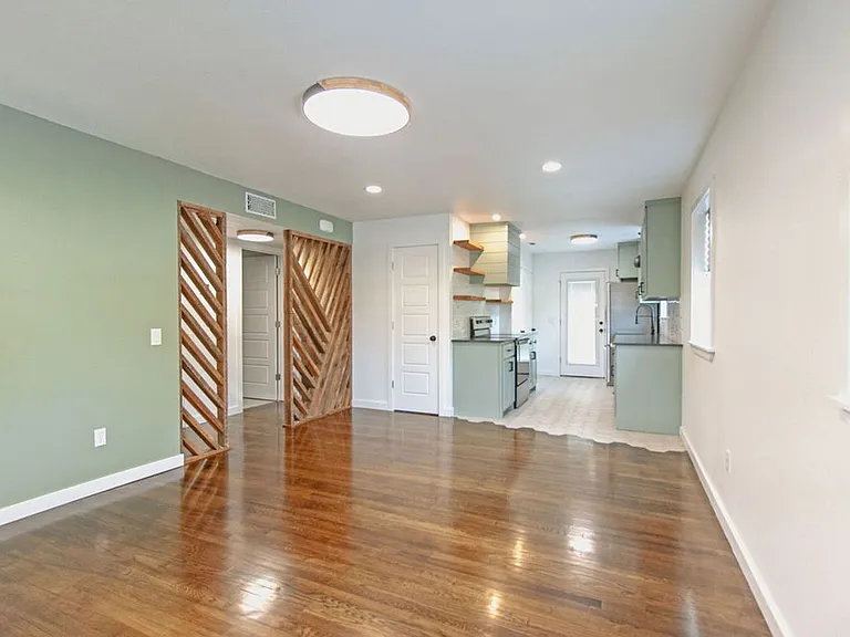 400 W Poplar St #D — Photo 5