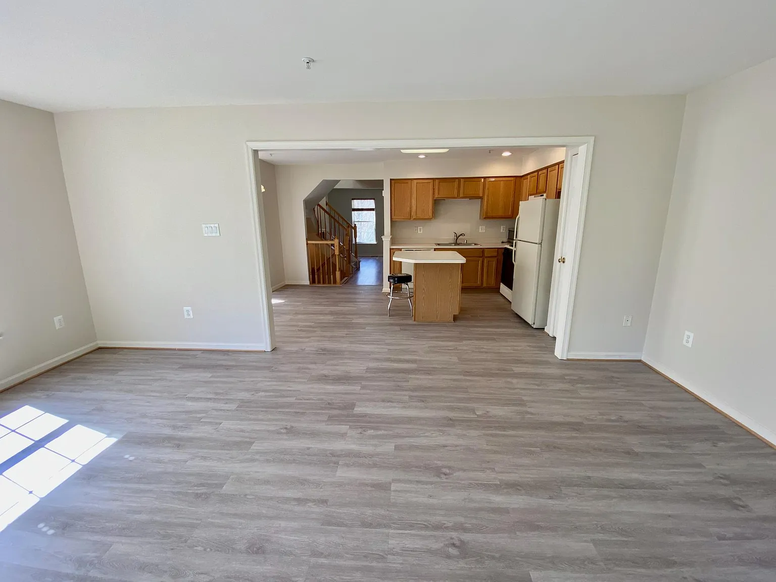 3 bed, 2.5 bath, 2400 sqft, $2,800 — Photo 2