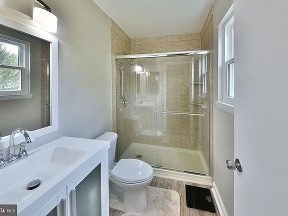 4th image of 17 Ruhl Dr