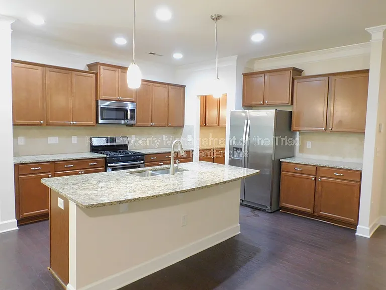 1427 Sawyer Ave — Photo 4
