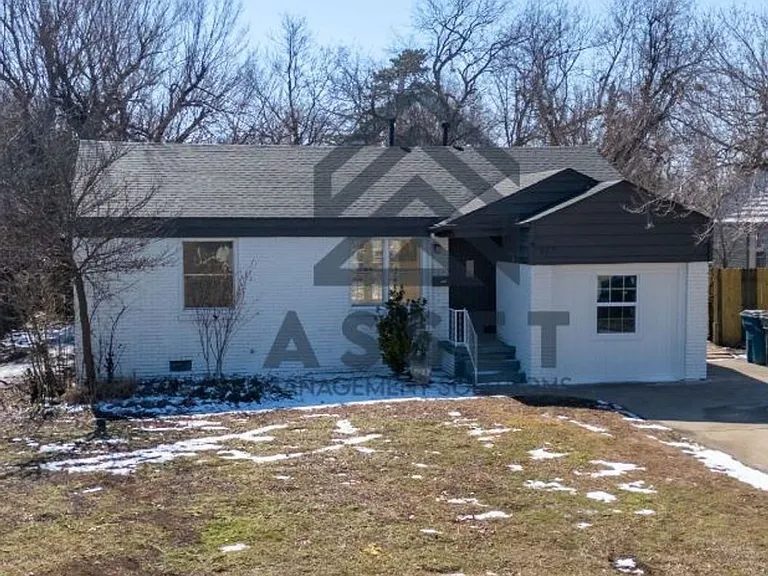 422 E Northrup Dr — Photo 3