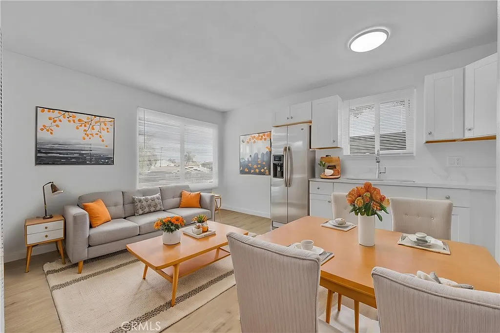 2 bed, 700 sqft, $2,300 — Photo 3