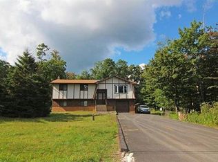 217 Mohican Rd, Canadensis, PA 18325