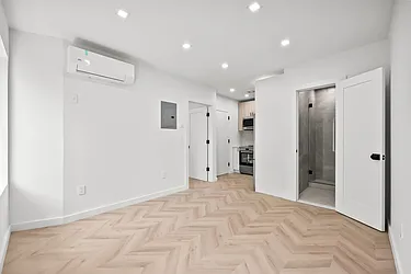 105 Gates Avenue, #6