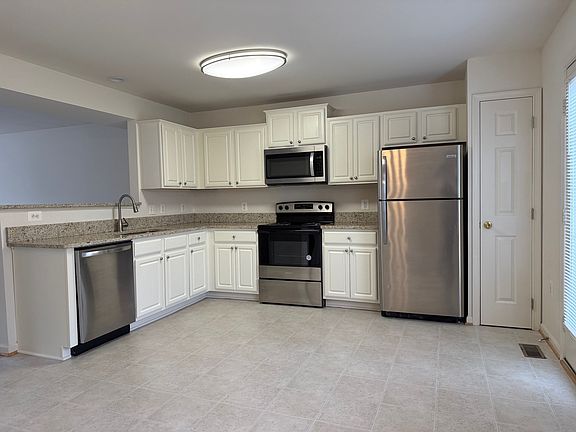 3rd image of 109 Merrill Ct