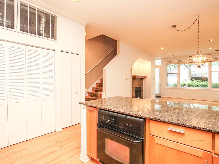 945 N Kingsbury St #119 — Photo 8