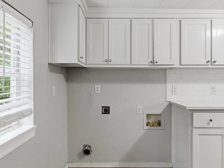 127 E Walker St — Photo 7
