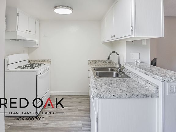 3rd image of 8430 Cedros Ave #101