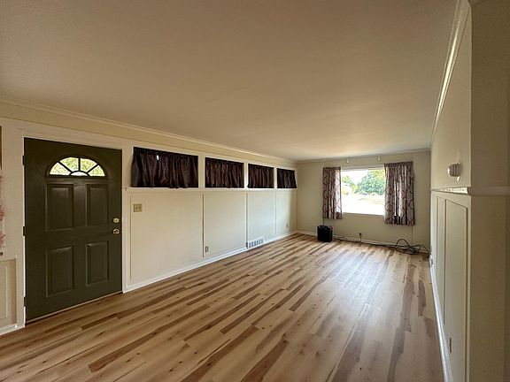 4th image of 2028-2032 Silverdale Dr
