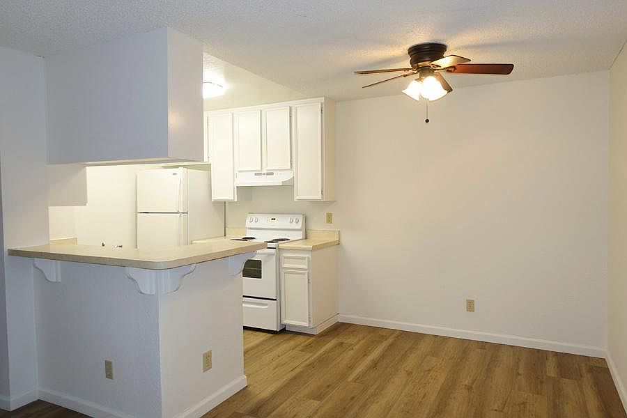 Kitchen / Dining (Stock photos of a similar unit).