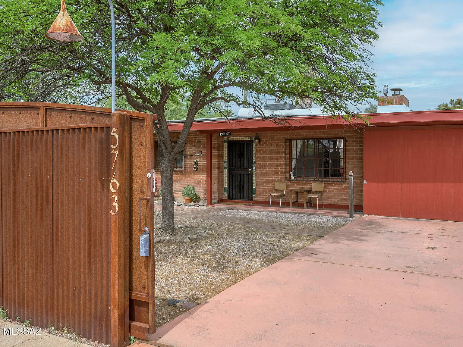 3 bed, 1.5 bath, 1710 sqft, $2,100 — Photo 2