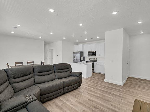 5th image of 5801 S Garnet Dr #8302