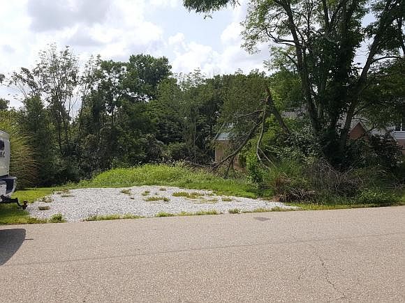 2nd image of 1525 Golf View Ct