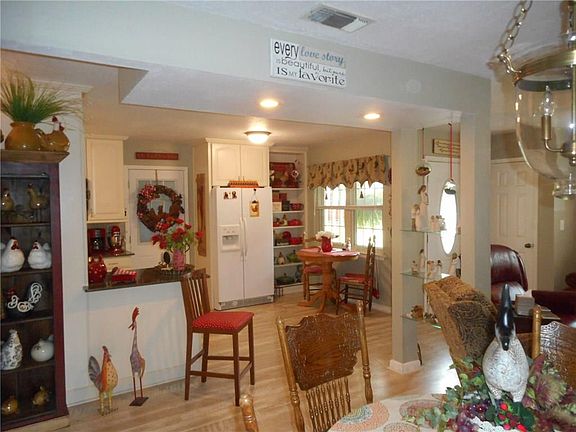 4th image of 308 E Wilbarger St