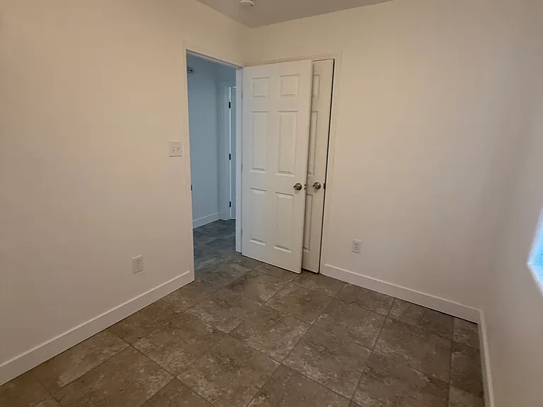 409 Plymouth Ave — Photo 1