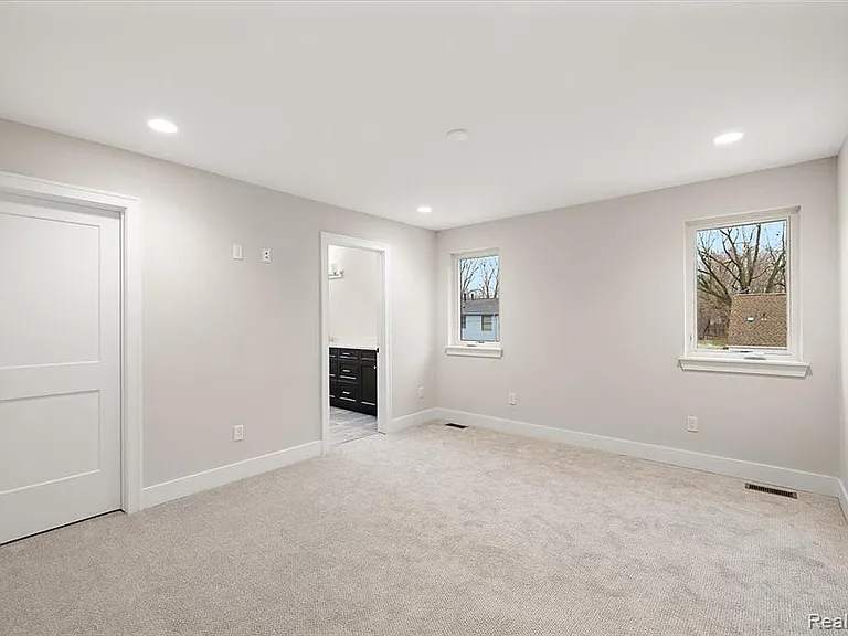 2921 Walsh Dr — Photo 30