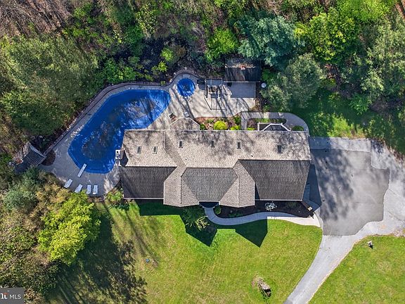 4th image of 818 Green Hills Rd