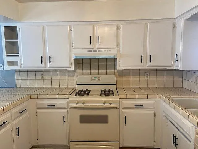 1730 S Demaree St — Photo 2