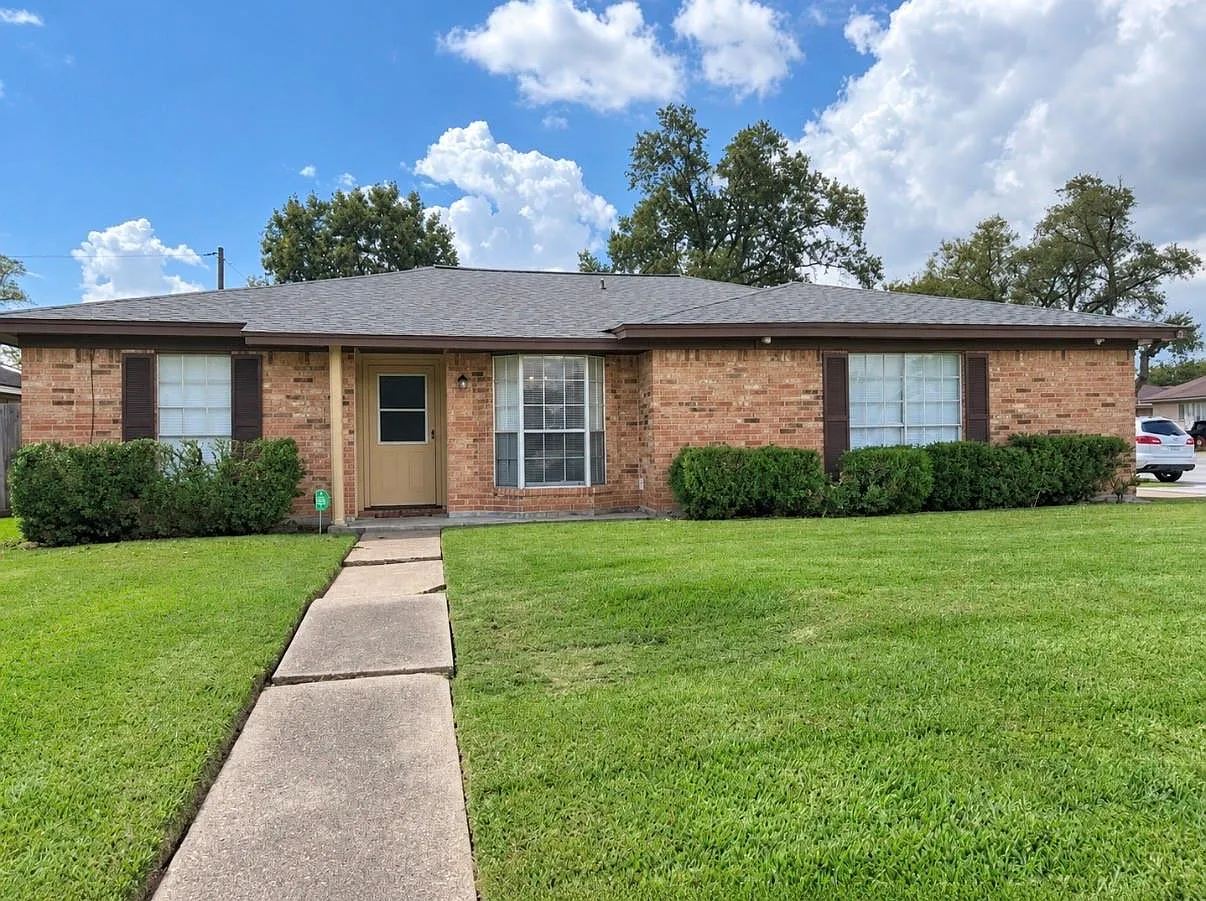 3 bed, 2.0 bath, 1306 sqft, $1,900 — Photo 1