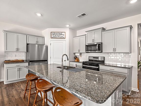 5th image of 75 Dandelion Rd