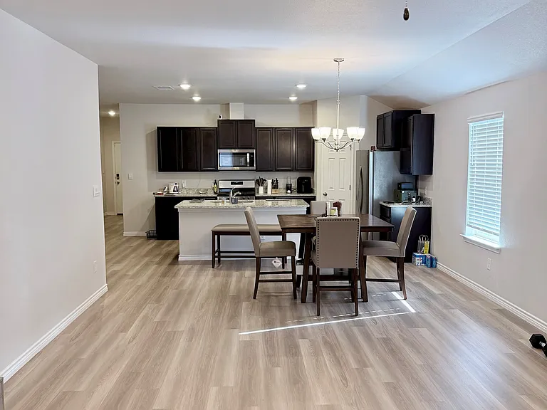 1638 Comfy Way — Photo 3