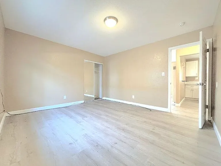 1385 E Vernon Ave — Photo 9