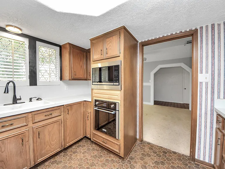 7510 Renmark Ln — Photo 34
