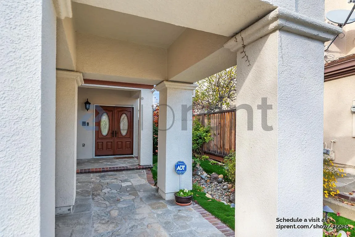 4 bed, 2.5 bath, 2400 sqft, $5,000 — Photo 3