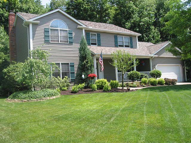 4BD/2.5BR colonial on cul-de-sac