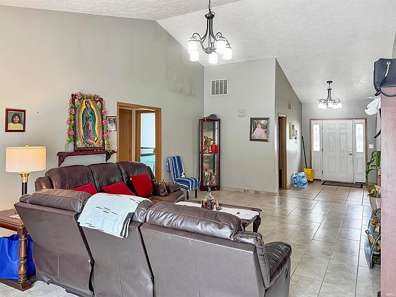 5th image of 831 Ash Cir