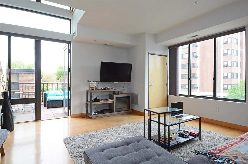 2 bed, 1.5 bath, 1133 sqft, $1,999 — Photo 2