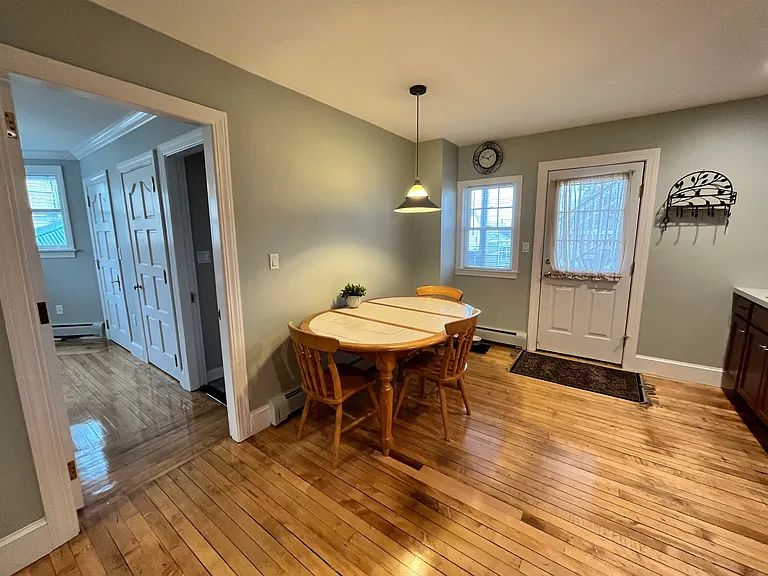 28-28A Richardson Ave — Photo 2