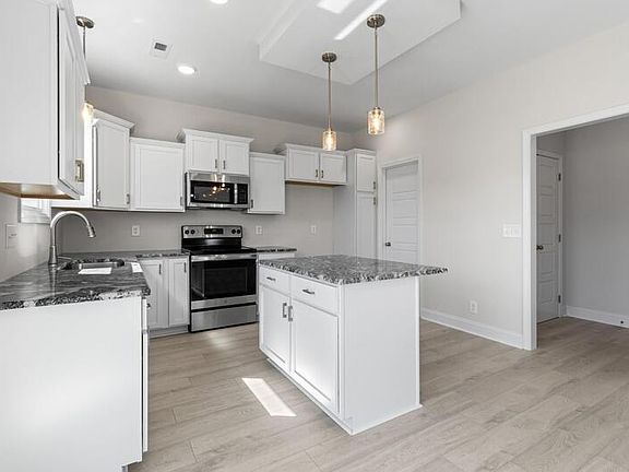 5th image of 548 Castle Pinckney Ln