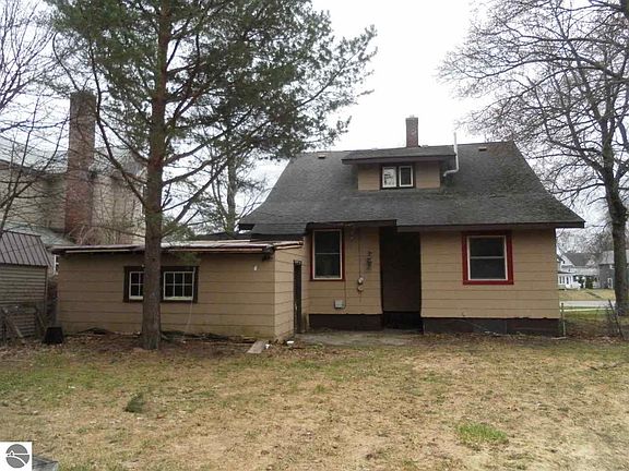 2nd image of 611 E Division St