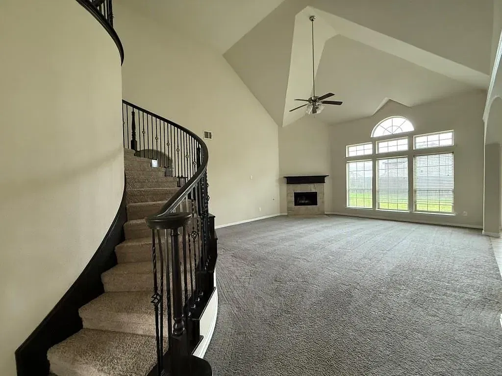 6 bed, 3667 sqft, $3,990 — Photo 2