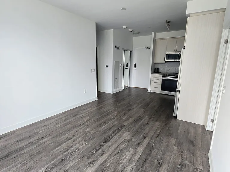 105 Oneida Cres #206 — Photo 7
