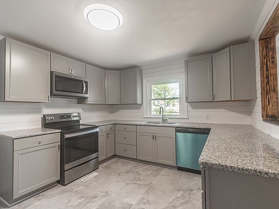 5th image of 816 Marshall St