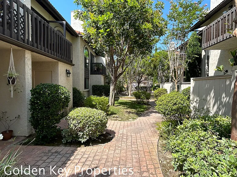 2372 Altisma Way #B — Photo 29