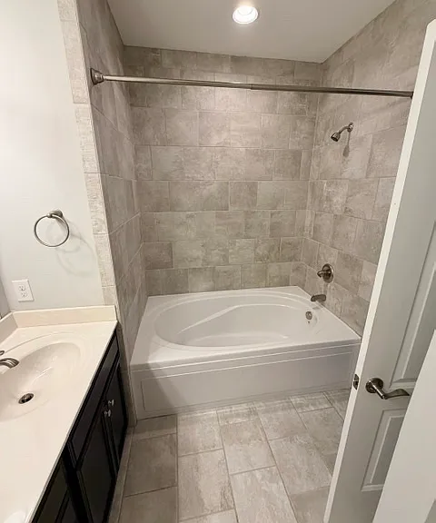 Master bathroom (shower/tub)