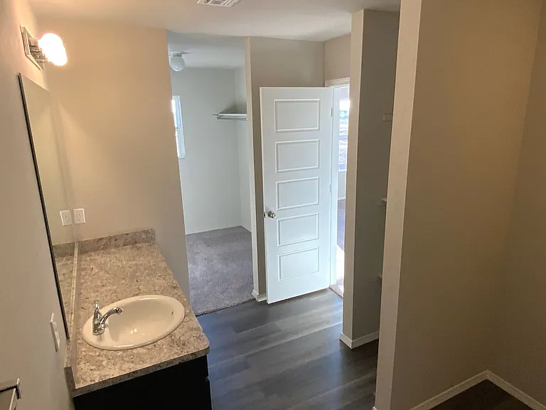 1841 Easton Ln — Photo 4