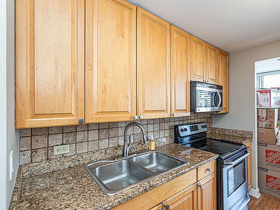 5th image of 1455 N Sandburg Ter APT 806